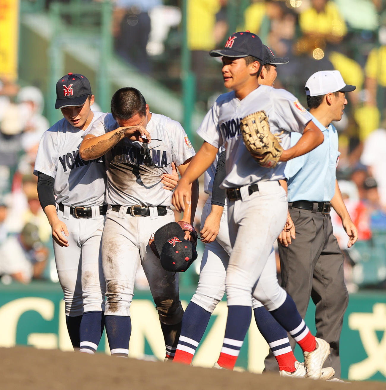横浜対県岐阜商　タイブレーク11回裏、サヨナラ負けで泣き崩れる横浜ナイン（撮影・上山淳一）