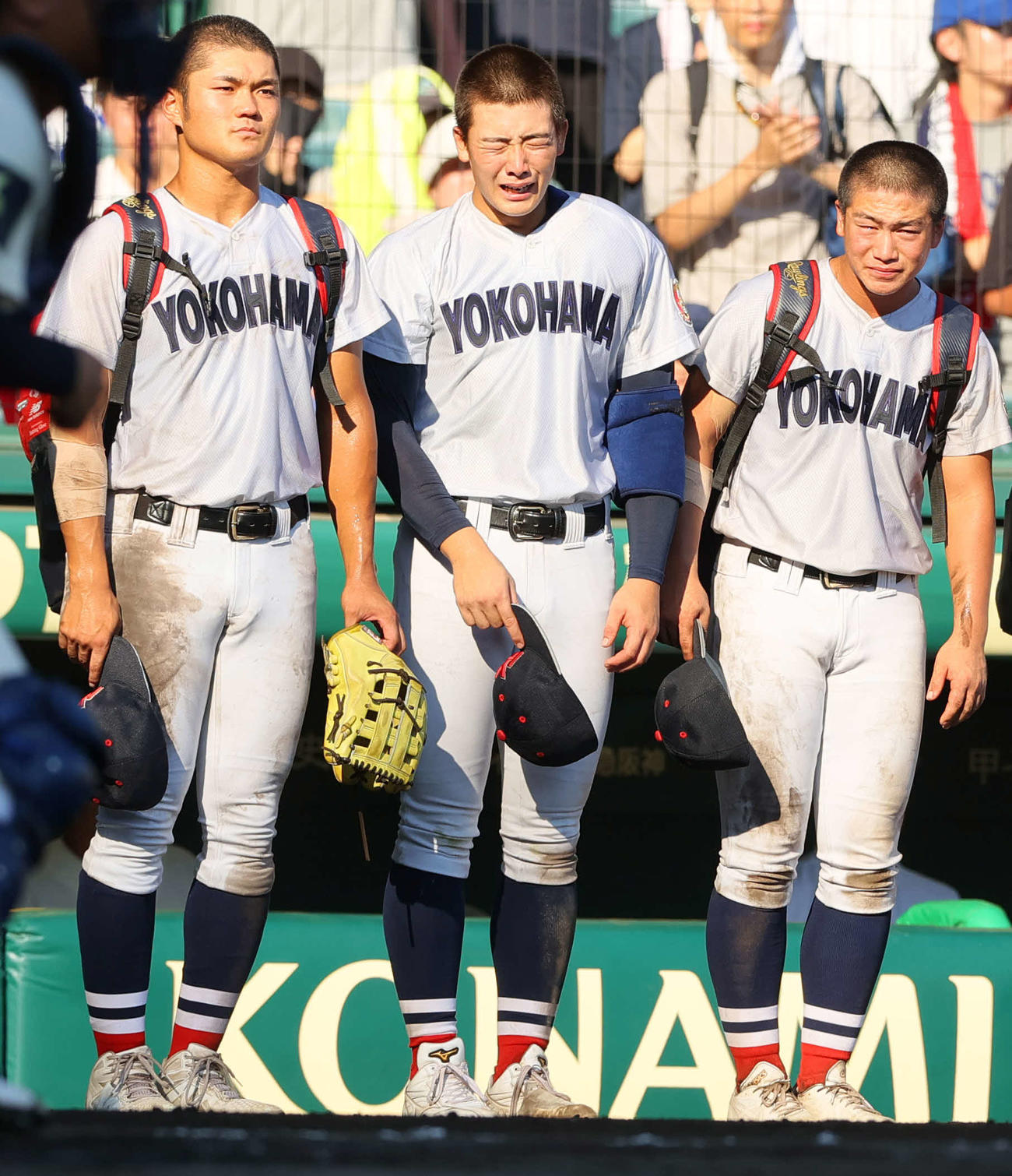横浜対県岐阜商　県岐阜商に敗れ、涙を流す横浜エース奥村頼（中央）。左は阿部葉、右は奥村凌（撮影・上山淳一）