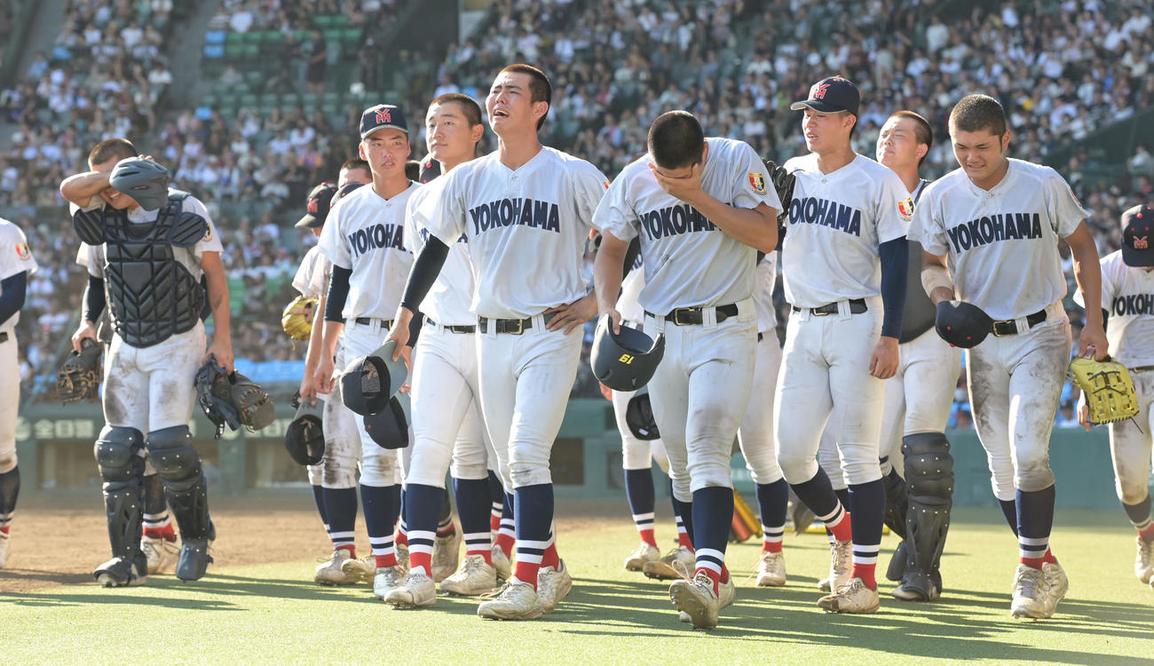 横浜対県岐阜商　県岐阜商に延長の末、サヨナラ負けを喫し泣き崩れる横浜ナイン（撮影・和賀正仁）