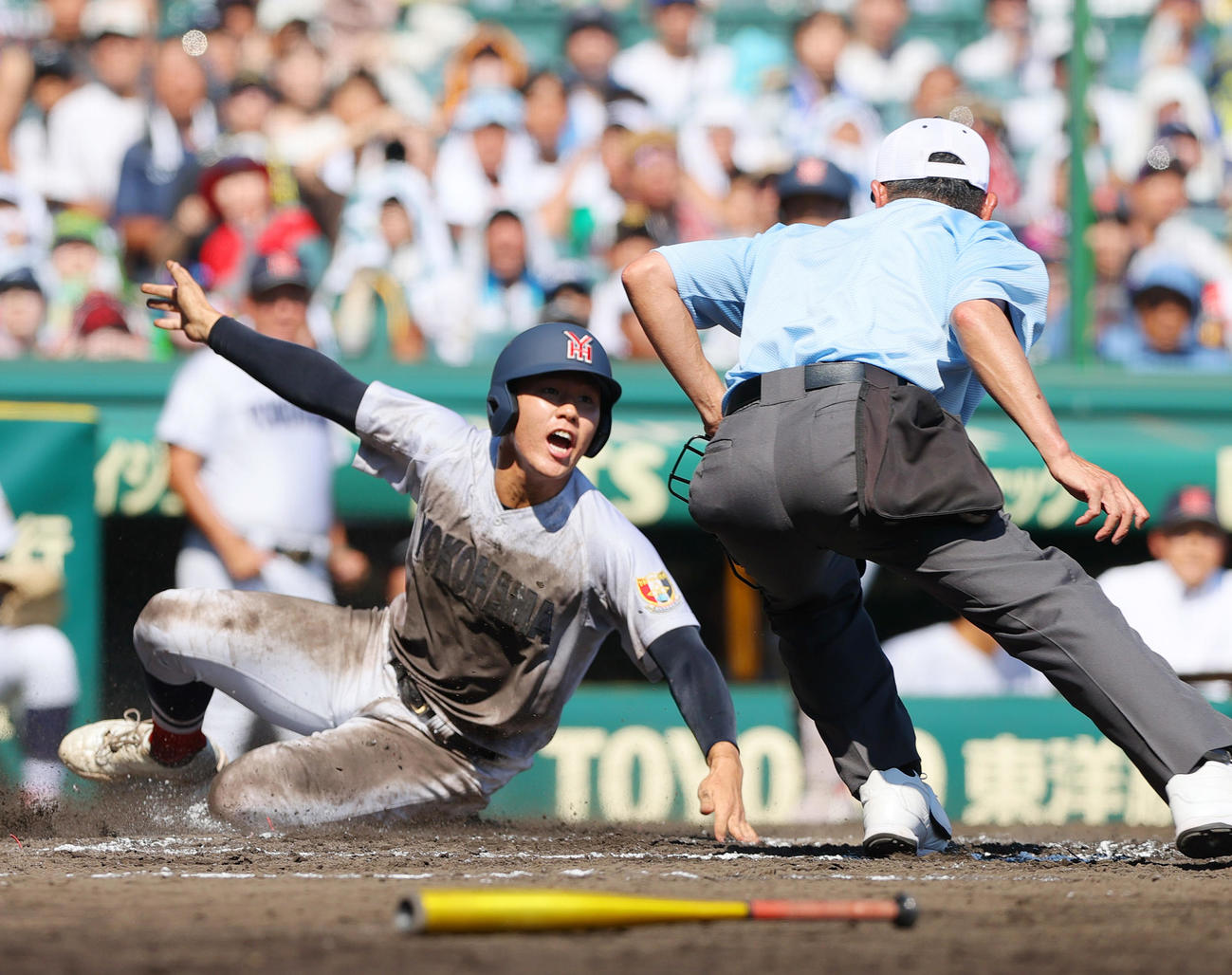 横浜対県岐阜商　6回表横浜2死二塁、二走小野（左）は池田の中前適時打で生還する。捕手小鎗（撮影・上山淳一）