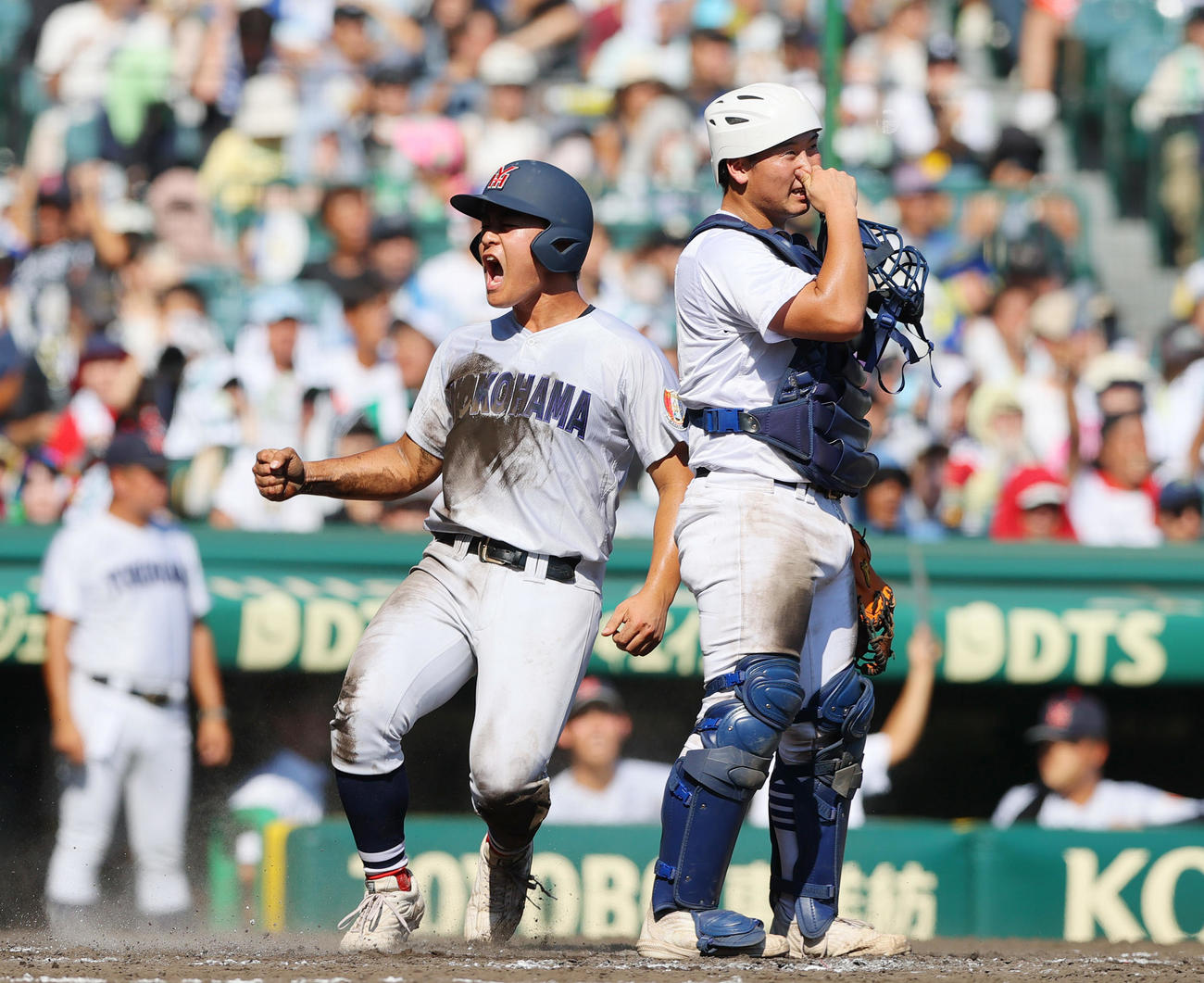 横浜対県岐阜商　8回表横浜2死一、二塁、池田の二敵失の間に生還する二走為永（左）。捕手小鎗（撮影・上山淳一）