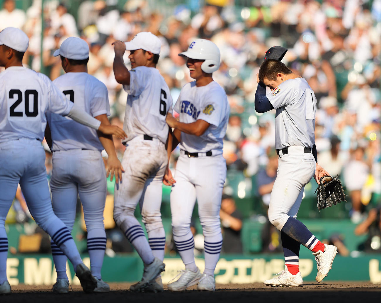 横浜対県岐阜商　タイブレーク11回裏、横浜エース奥村頼（右）はサヨナラ負けでガックリする（撮影・上山淳一）