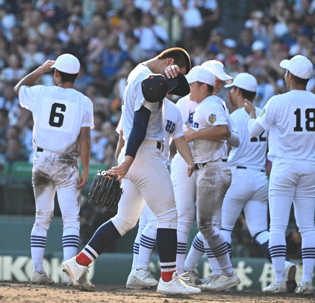 横浜対県岐阜商　11回裏県岐阜商2死一、三塁、坂口にサヨナラ打を浴び、涙をぬぐう奥村頼（撮影・和賀正仁）