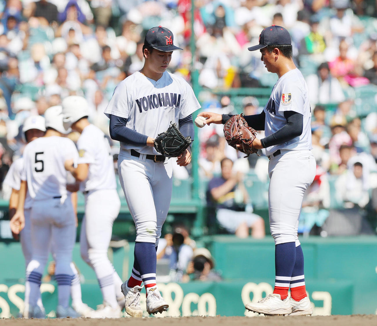 横浜対県岐阜商　5回裏県岐阜商1死二、三塁、エース奥村頼（左）にマウンドを託す山脇（撮影・上山淳一）