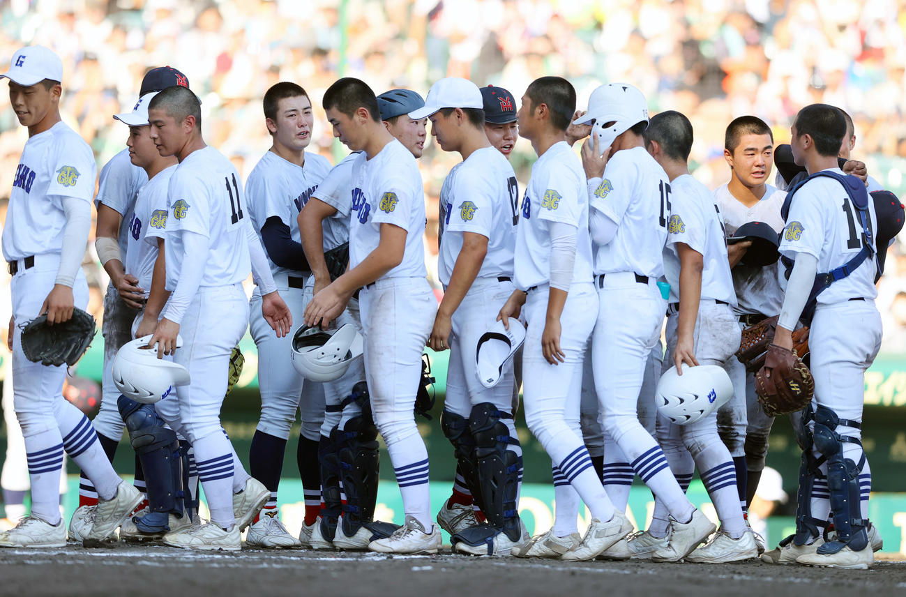 横浜対県岐阜商　試合後、互いの健闘をたたえ合う選手ら（撮影・上山淳一）