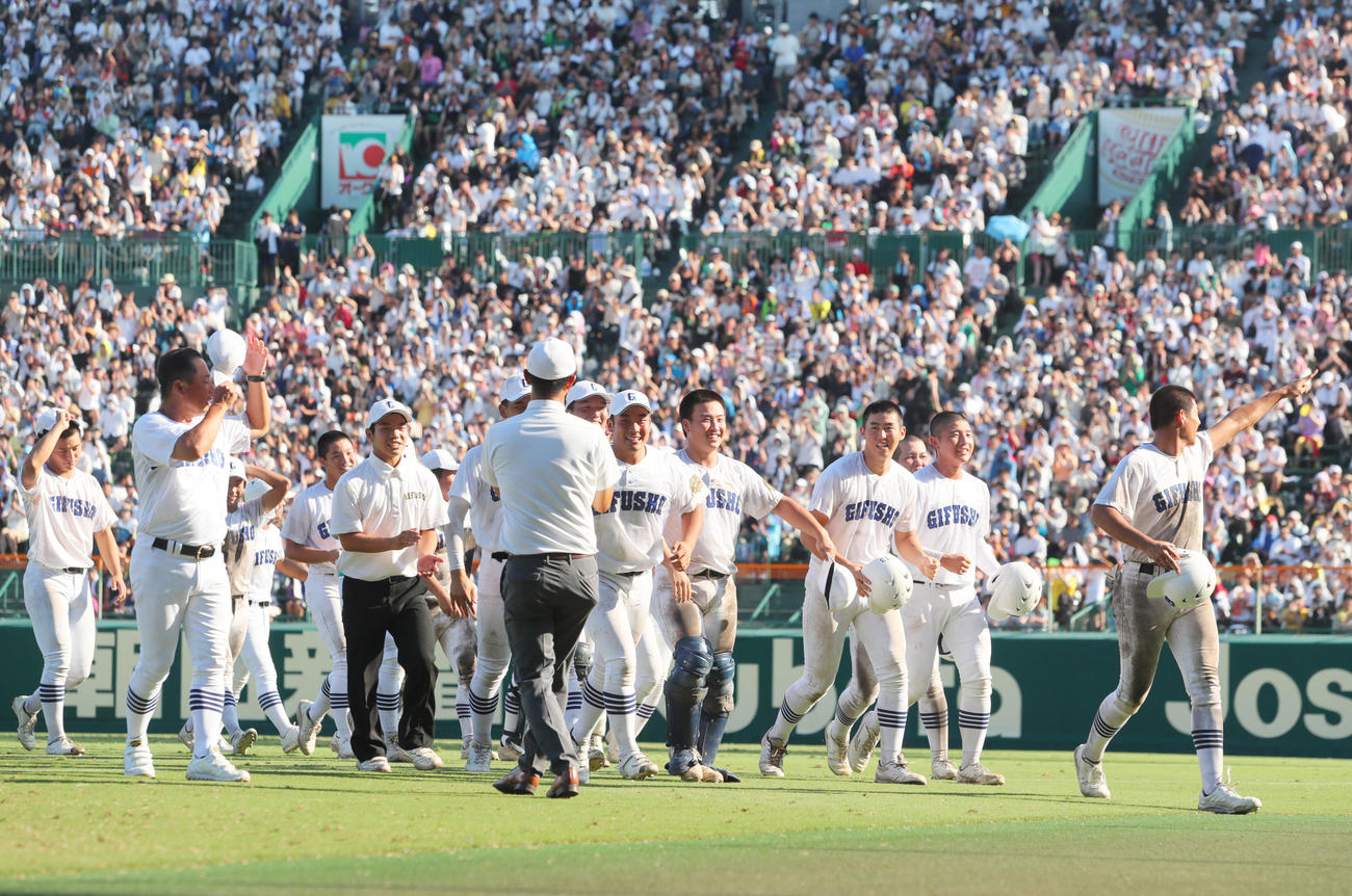 横浜対県岐阜商　横浜に勝利し、アルプスの応援団と喜びを分かち合う県岐阜商ナイン（撮影・上山淳一）