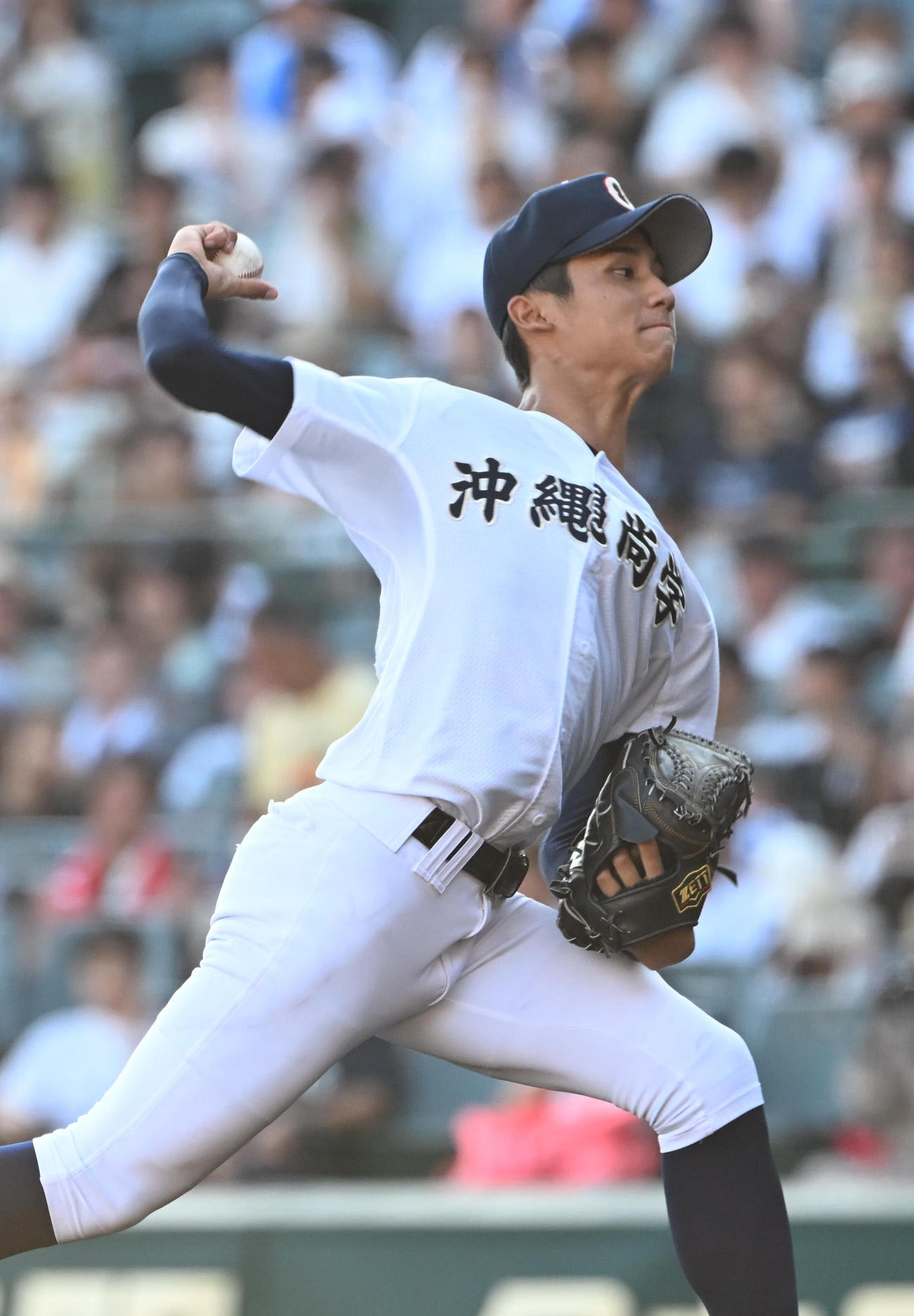沖縄尚学対東洋大姫路　先発する沖縄尚学・新垣有（撮影・和賀正仁）