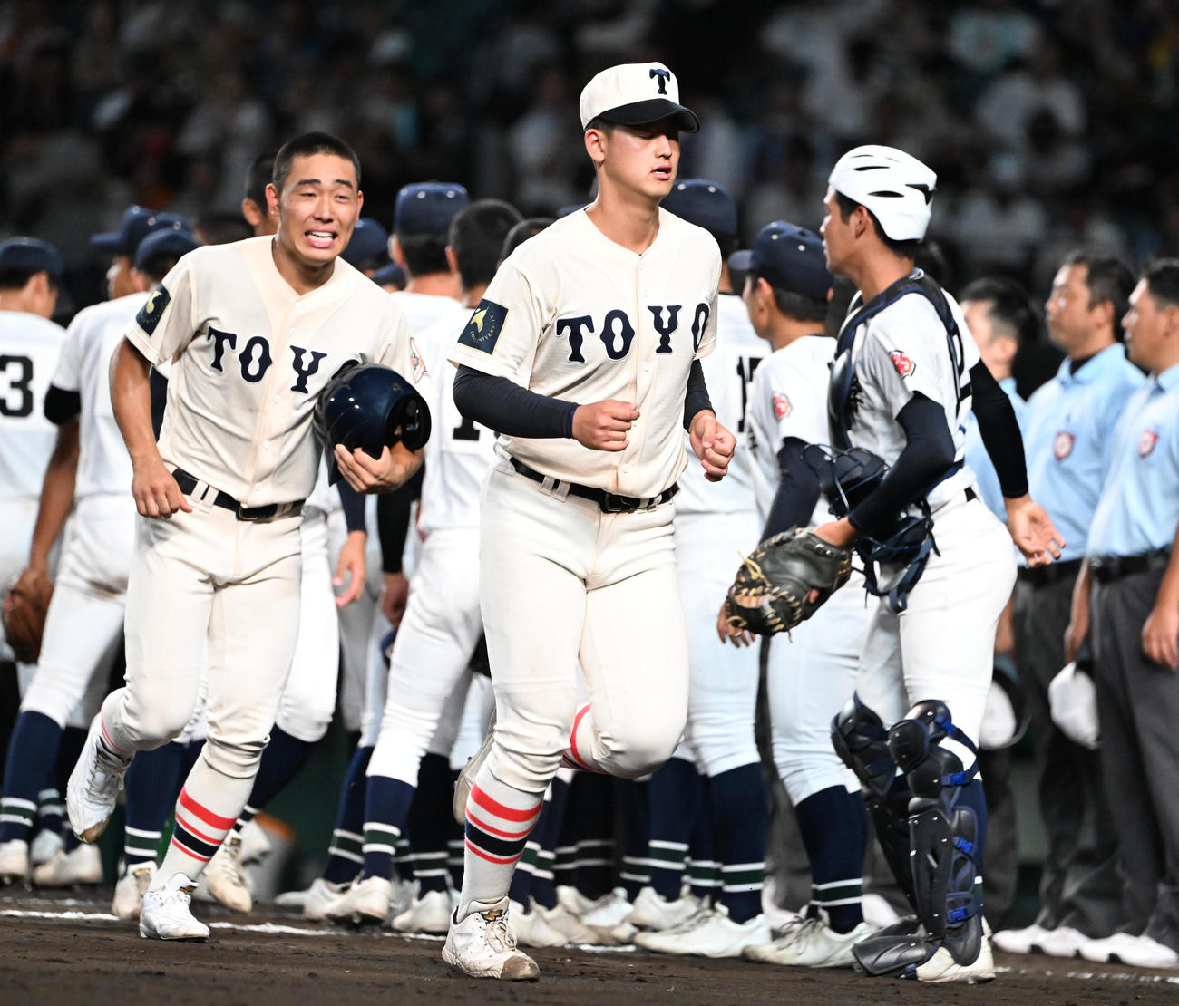 沖縄尚学対東洋大姫路　沖縄尚学に破れベンチ前に戻る東洋大姫路・阪下（中央）（撮影・和賀正仁）