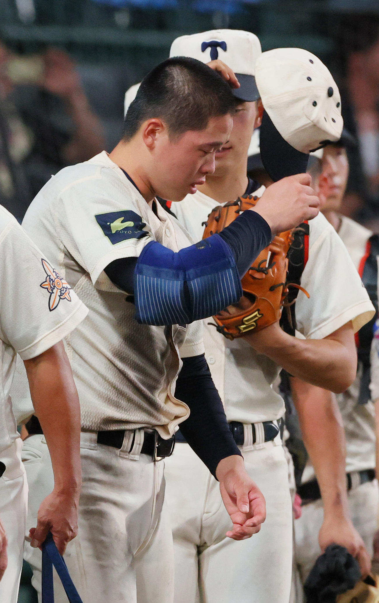 沖縄尚学対東洋大姫路　沖縄尚学に敗れ甲子園球場を去る東洋大姫路エース木下（撮影・上山淳一）