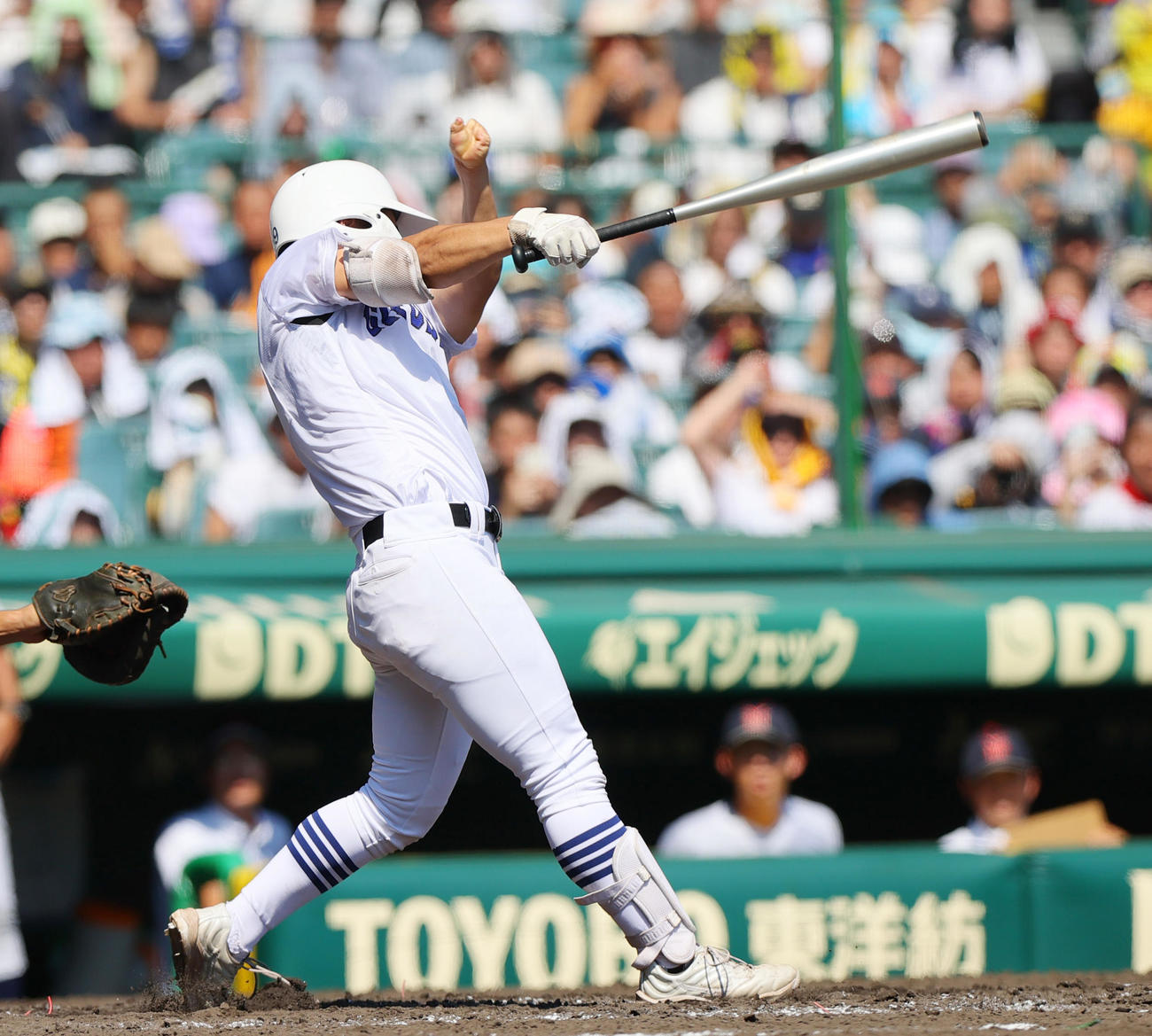 横浜対県岐阜商　4回裏県岐阜商2死一塁、横山は左前打を放つ（撮影・上山淳一）