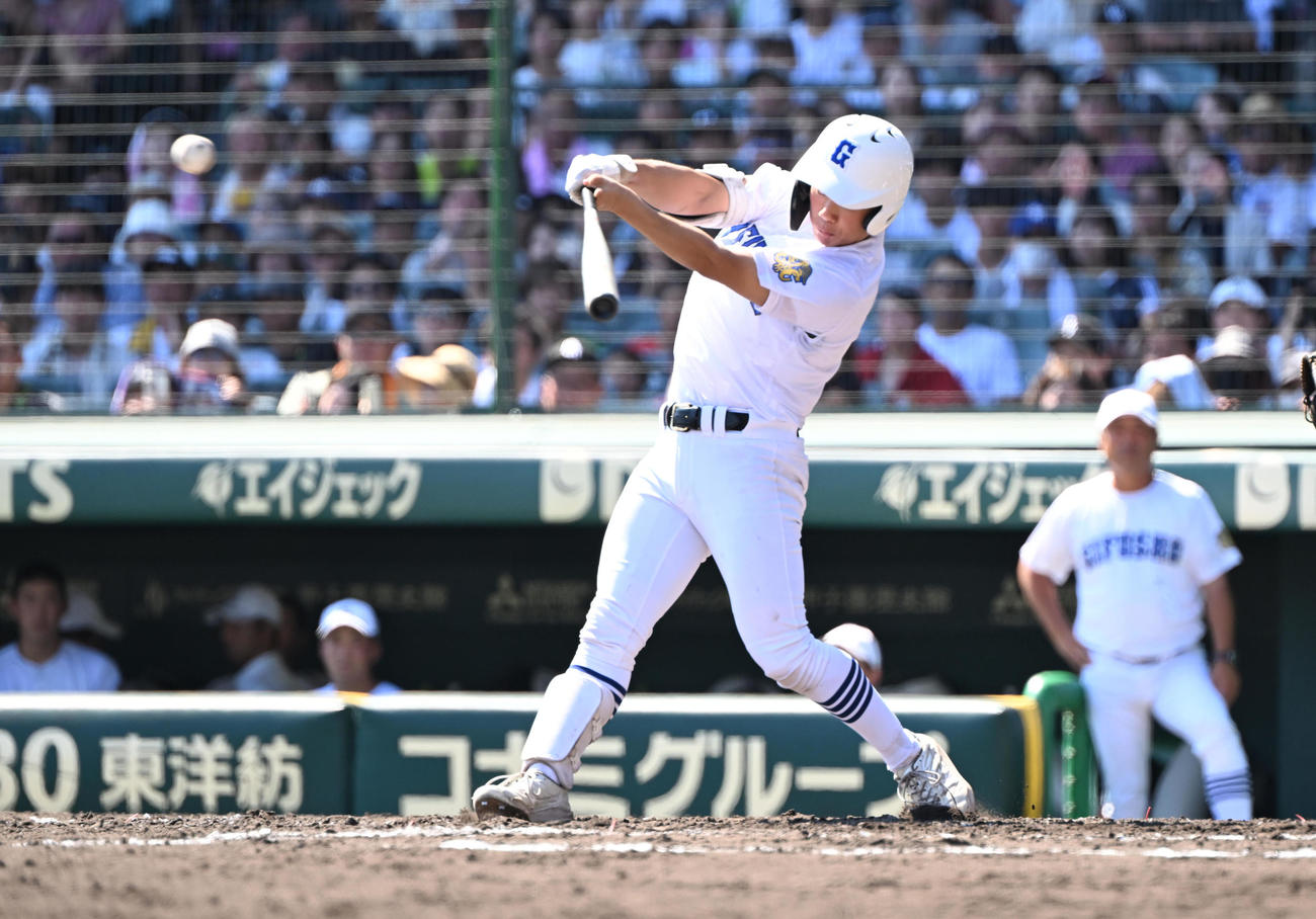 横浜対県岐阜商　4回裏県岐阜商2死一塁、左前打を放つ横山（撮影・和賀正仁）