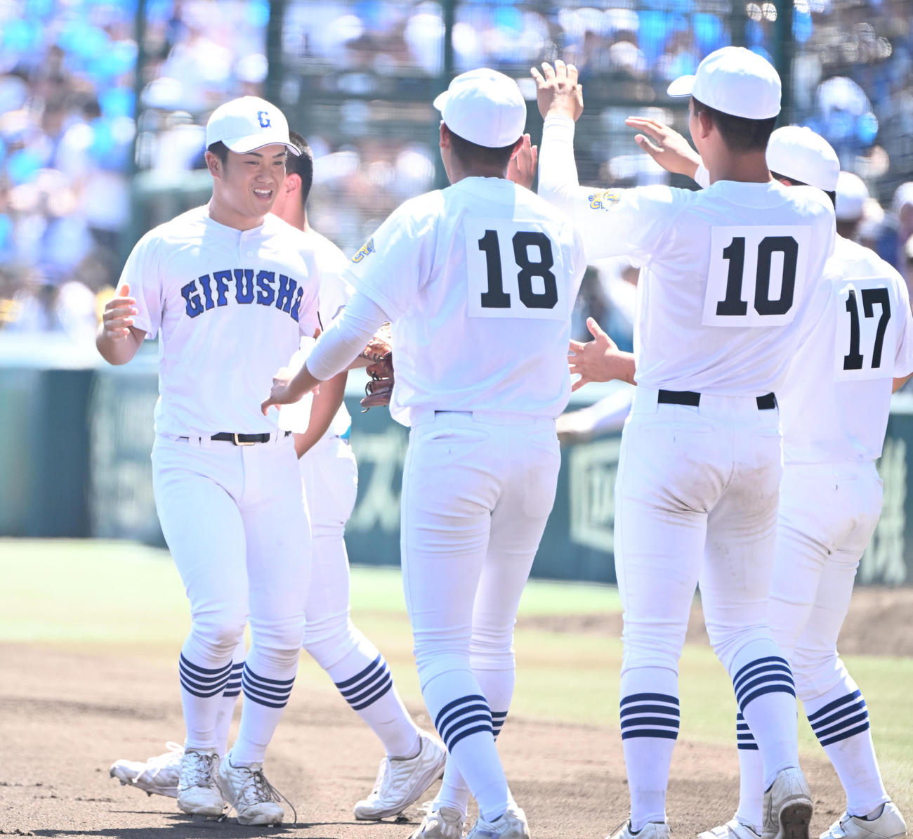 横浜対県岐阜商　1回表横浜2死二塁、奥村頼の打球を好捕した右翼手・横山はナインとタッチ（撮影・和賀正仁）