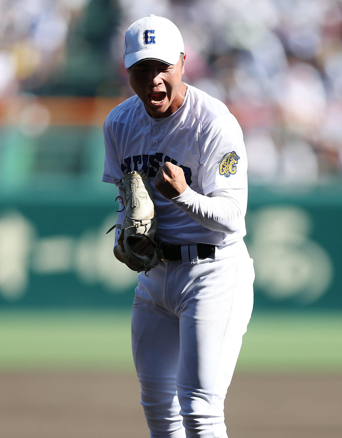 横浜対県岐阜商　11回表横浜2死二、三塁、奥村凌を遊ゴロに打ち取りガッツポーズする和田（撮影・前田充）