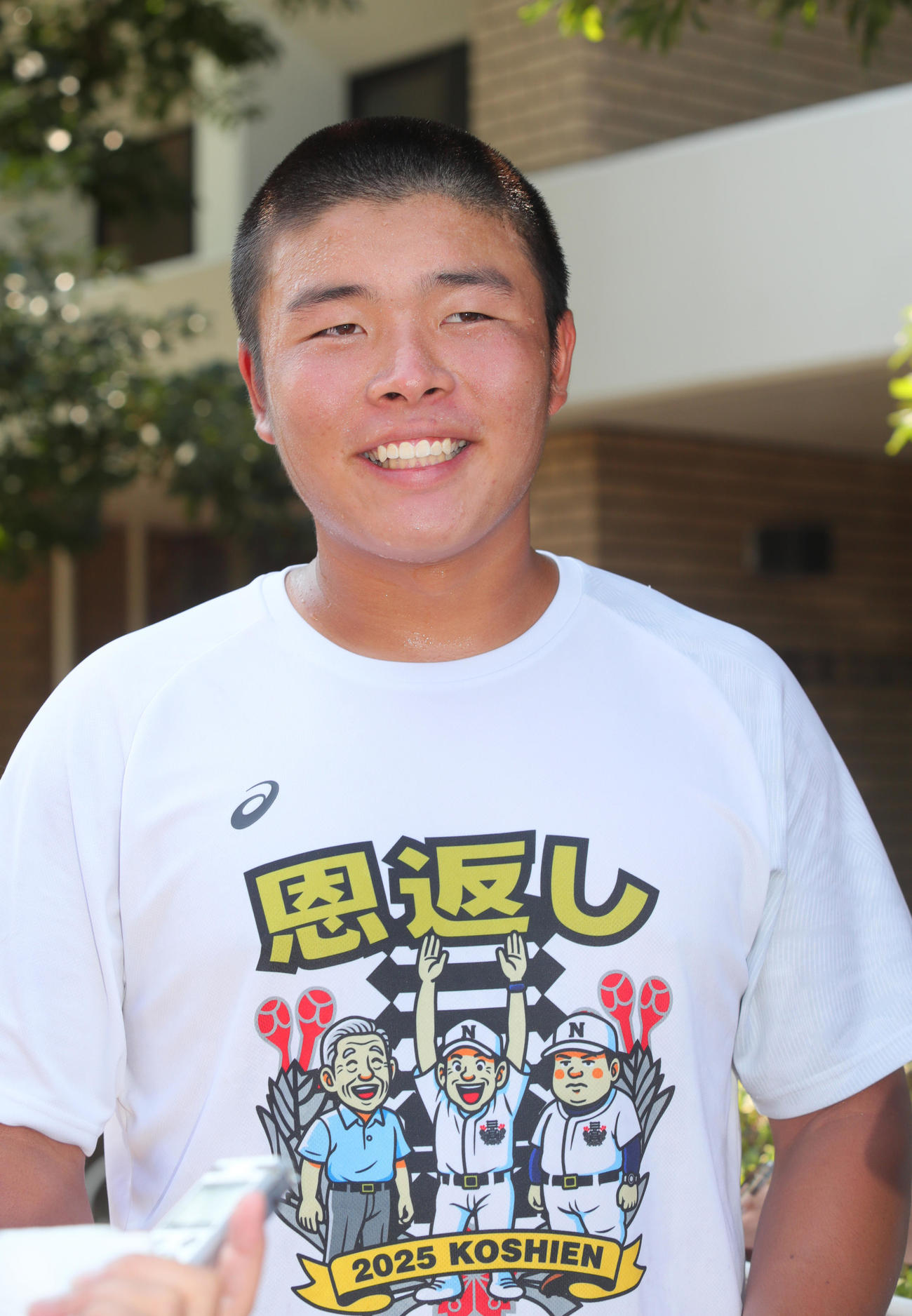 練習を終え報道陣の質問に笑顔で応える日大三の田中諒（撮影・上山淳一）