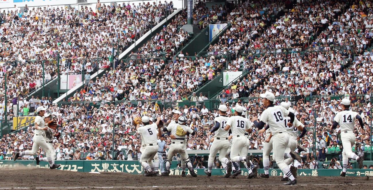 2011年、全国制覇し喜ぶ日大三ナイン