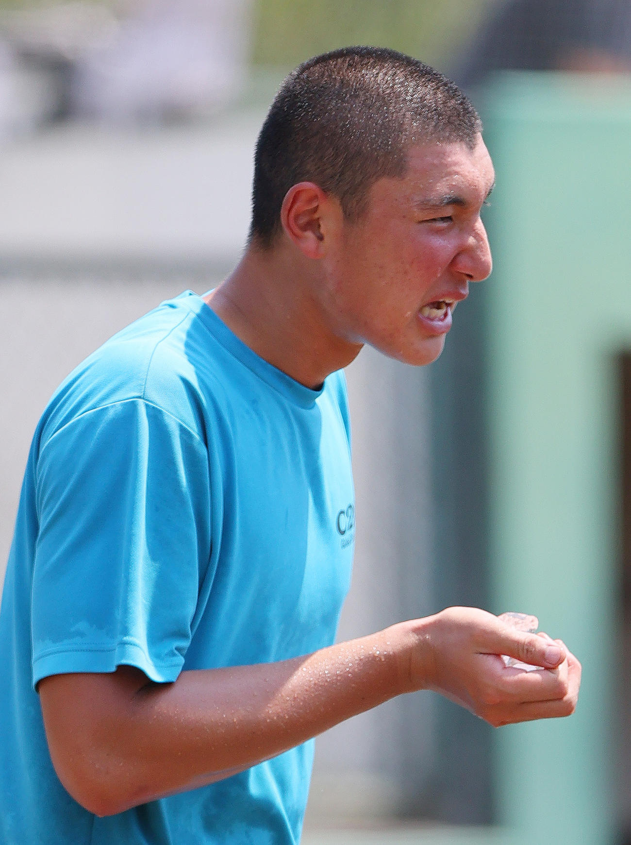 自打球が顔に当たり氷で冷やす山梨学院の菰田（撮影・上山淳一）