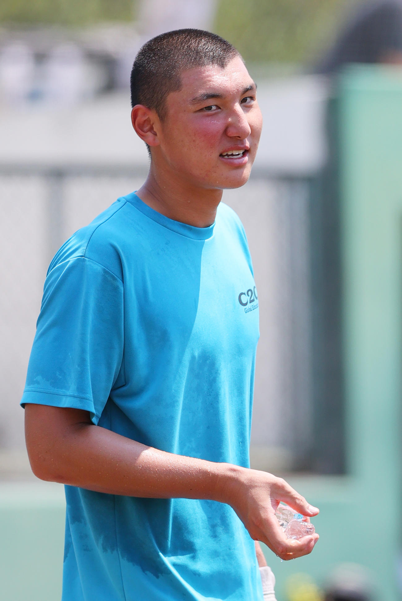 自打球が顔に当たり氷で冷やす山梨学院の菰田（撮影・上山淳一）