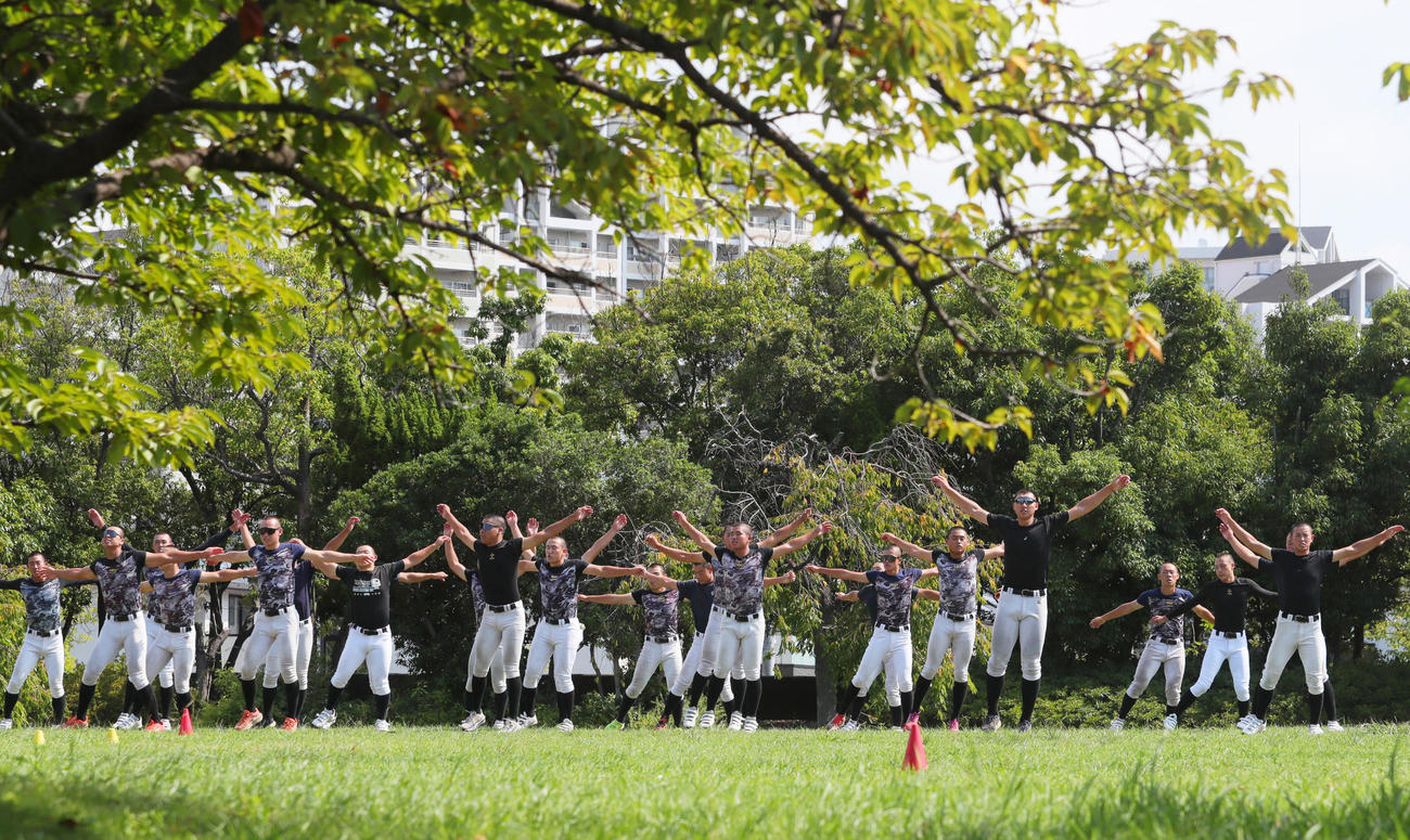 アップする山梨学院ナイン（撮影・上山淳一）
