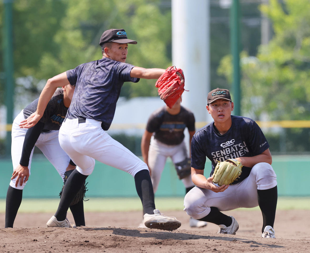 投内連係する山梨学院の檜垣（左）と菰田（撮影・上山淳一）