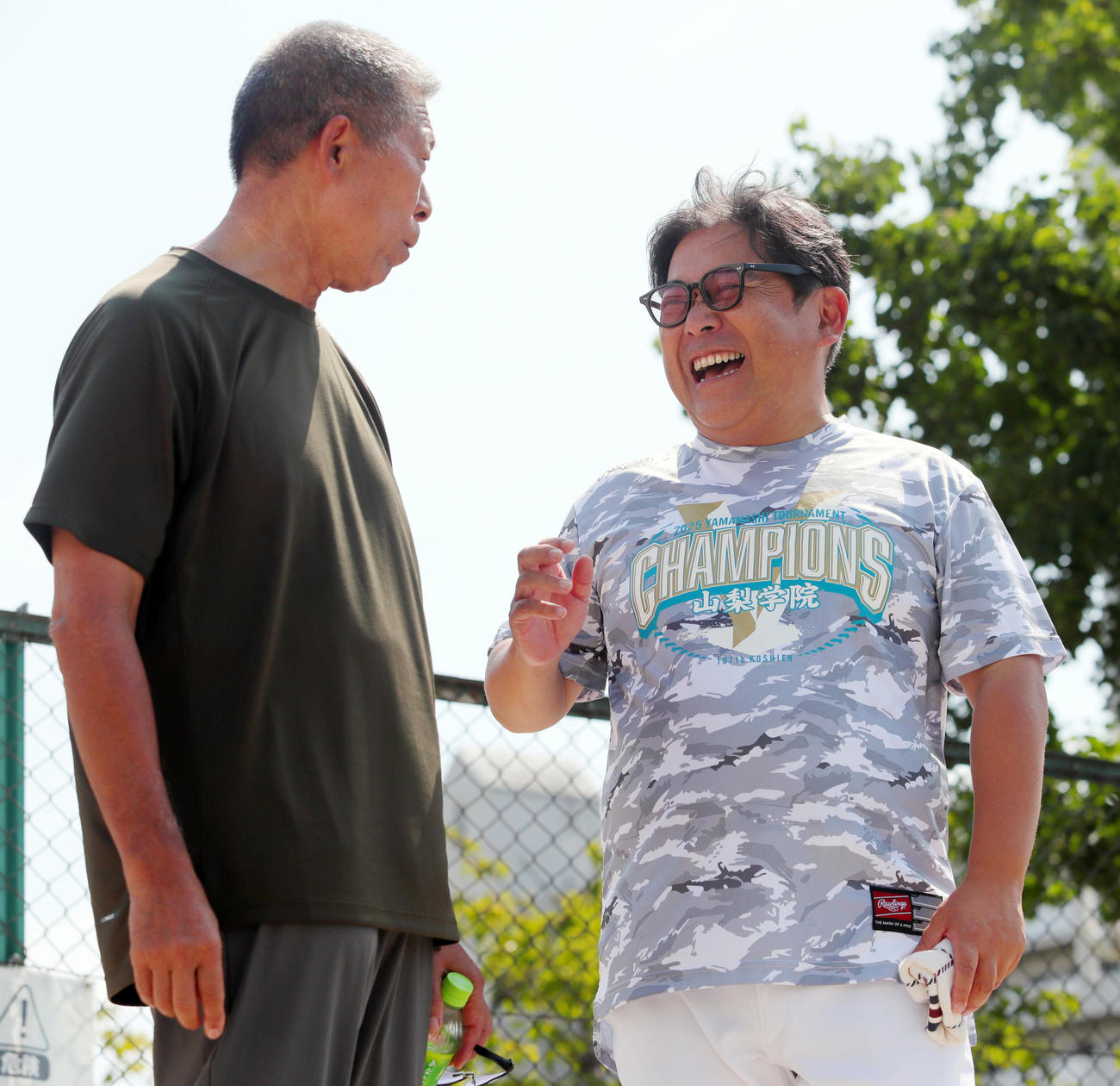 日大三の小倉前監督（左）と笑顔で話す山梨学院の吉田監督（撮影・上山淳一）