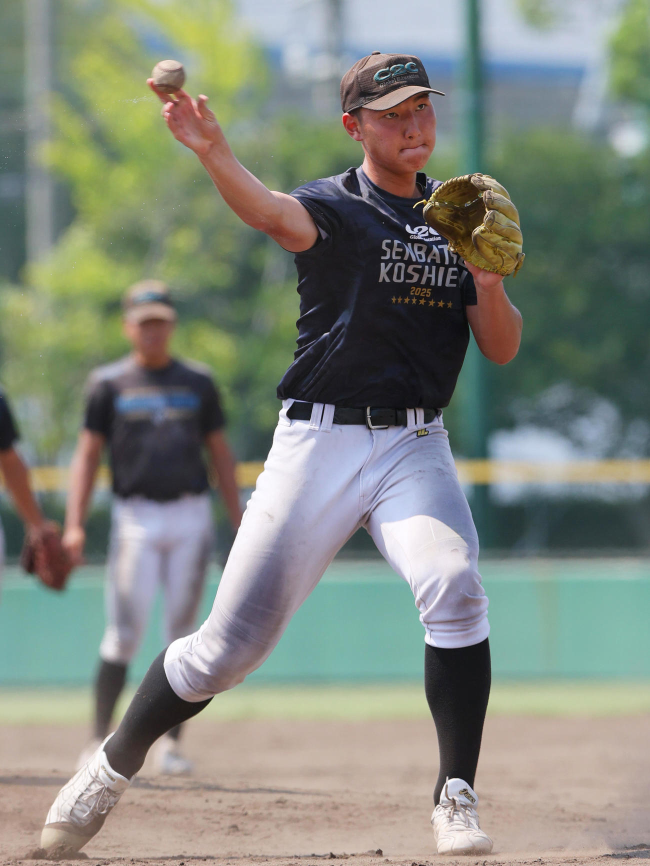 投内連係で軽快に動く山梨学院の菰田（撮影・上山淳一）