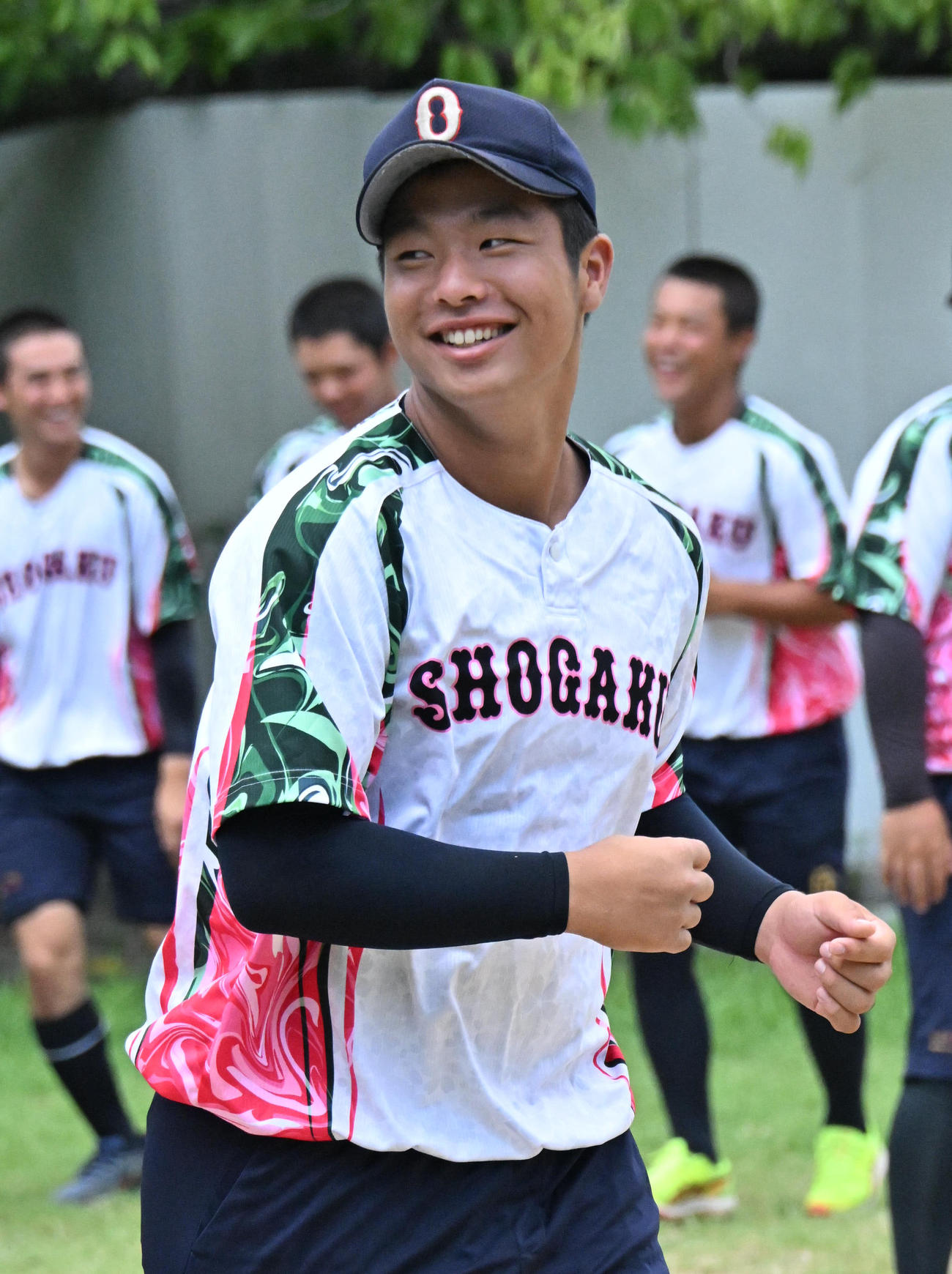 練習の合間に笑顔を見せる沖縄尚学の末吉（撮影・石井愛子）