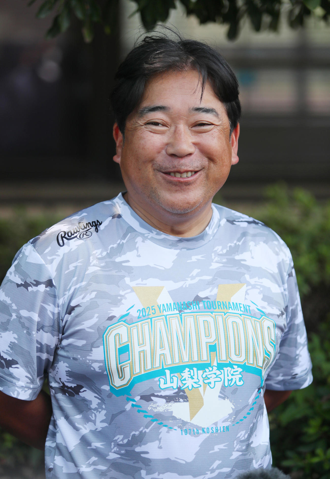 練習を終え報道陣に話す山梨学院の吉田監督（撮影・上山淳一）