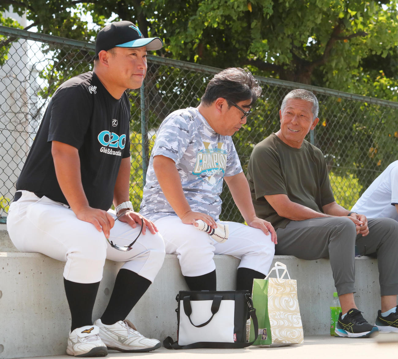 日大三の小倉前監督（右）は山梨学院の吉田監督（中央）と吉田部長と笑顔で話す（撮影・上山淳一）