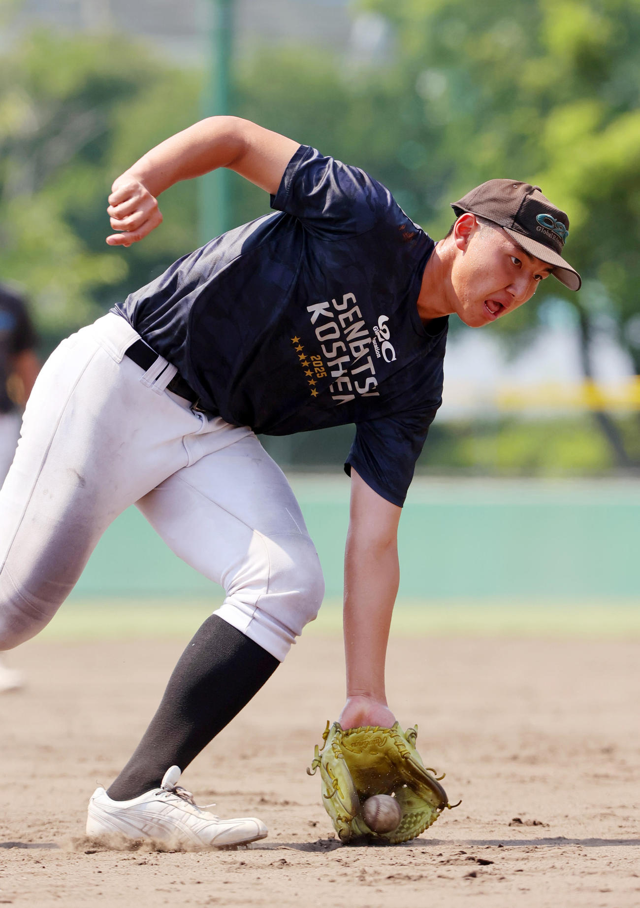 投内連係で軽快に動く山梨学院の菰田（撮影・上山淳一）