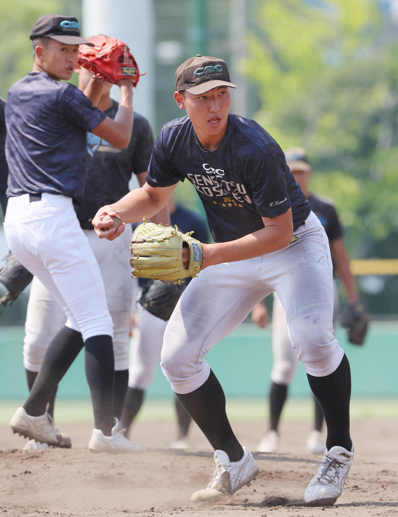 投内連係で軽快に動く山梨学院の菰田（右）と檜垣（撮影・上山淳一）