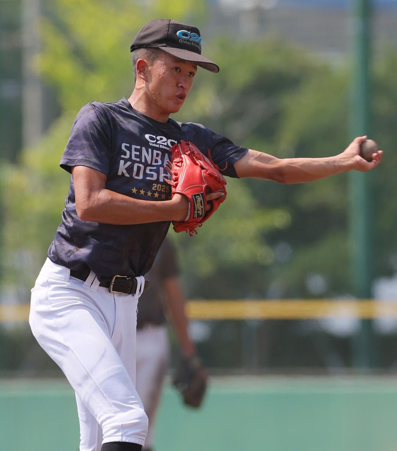 投内連係で軽快に動く山梨学院の檜垣（撮影・上山淳一）
