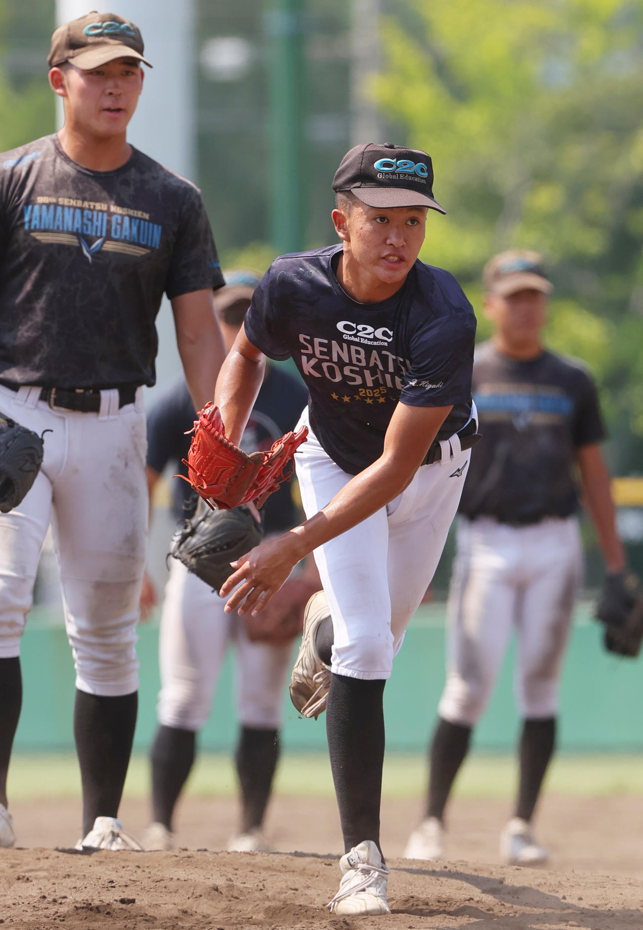 投内連係する山梨学院の檜垣（手前）（撮影・上山淳一）