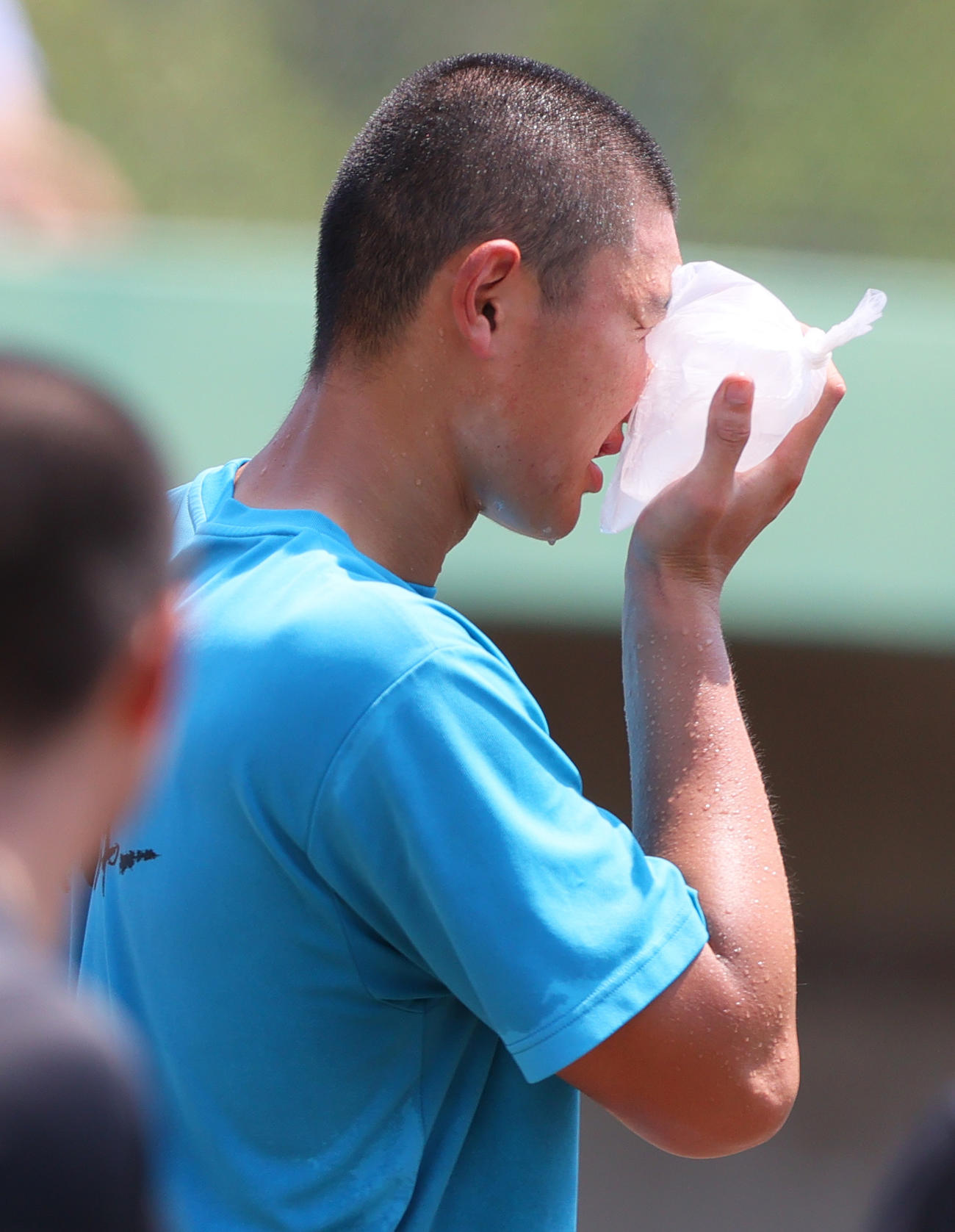 自打球が顔に当たり氷で冷やす山梨学院の菰田（撮影・上山淳一）