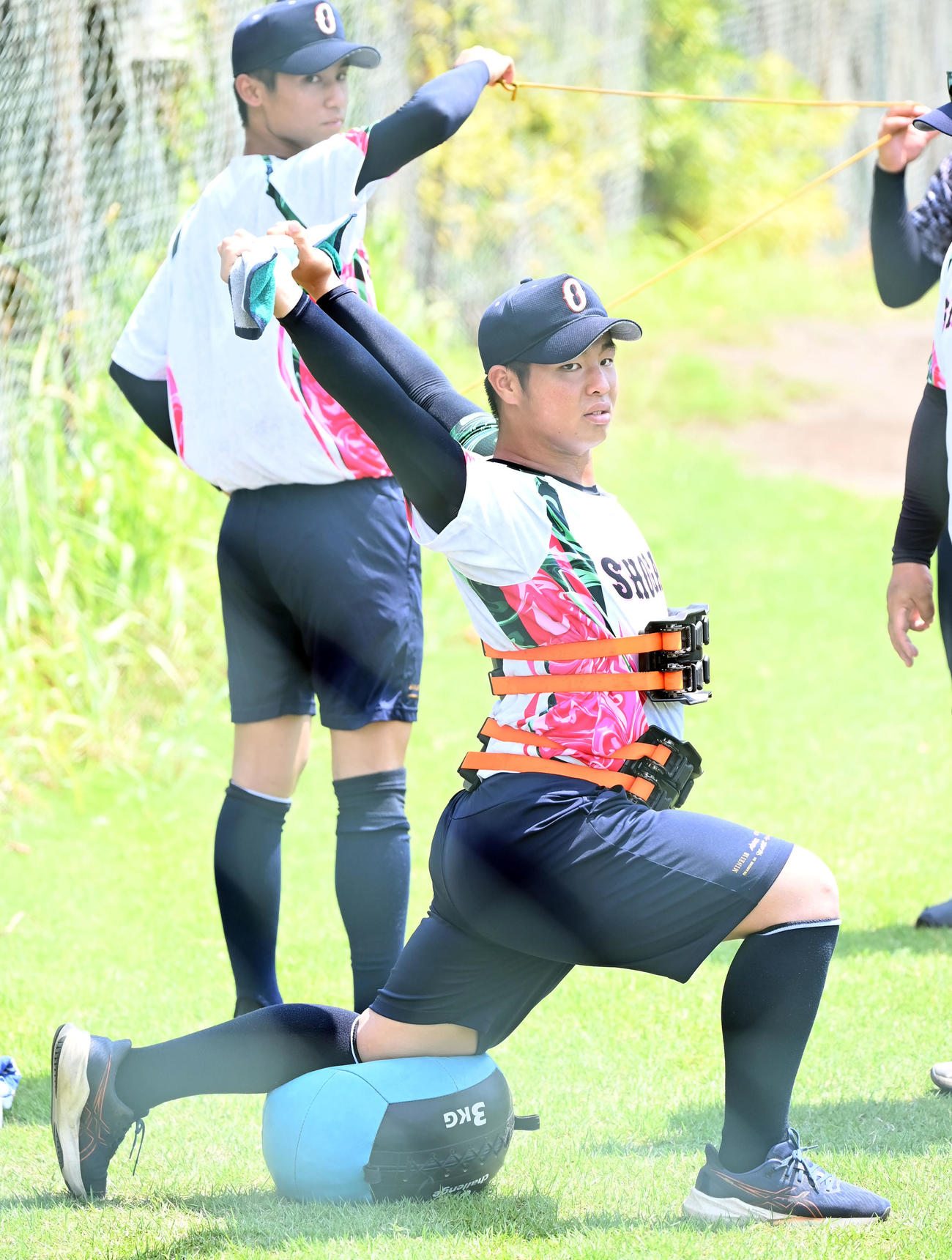 トレーニングをする沖縄尚学の末吉良丞（右）、新垣有絃（撮影・石井愛子）