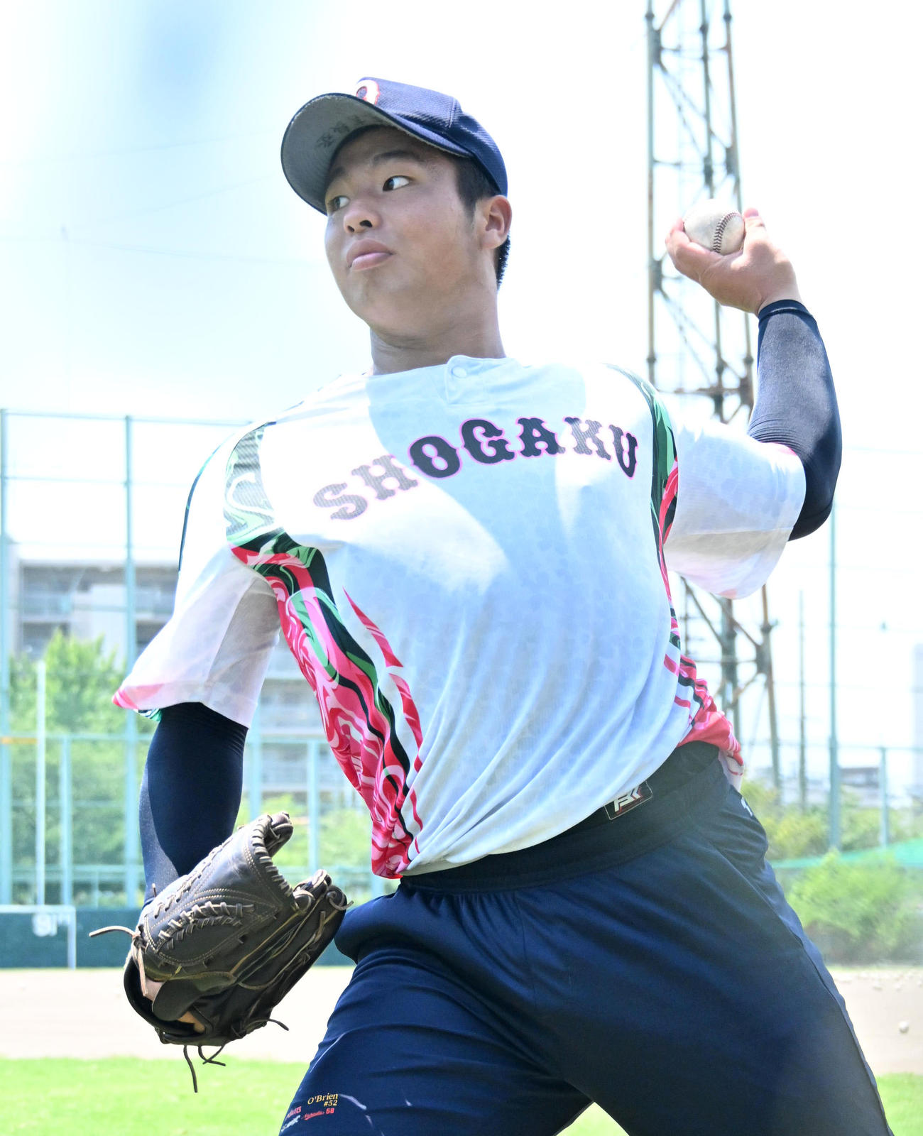 キャッチボールをする沖縄尚学の末吉（撮影・石井愛子）