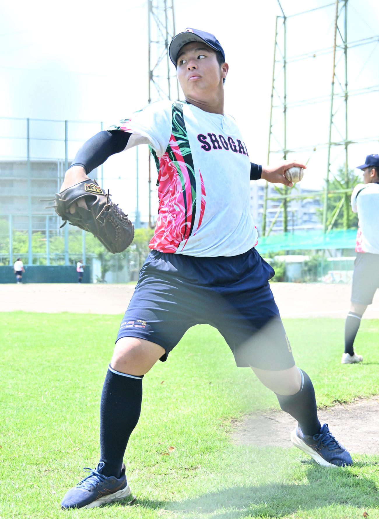 キャッチボールをする沖縄尚学の末吉（撮影・石井愛子）
