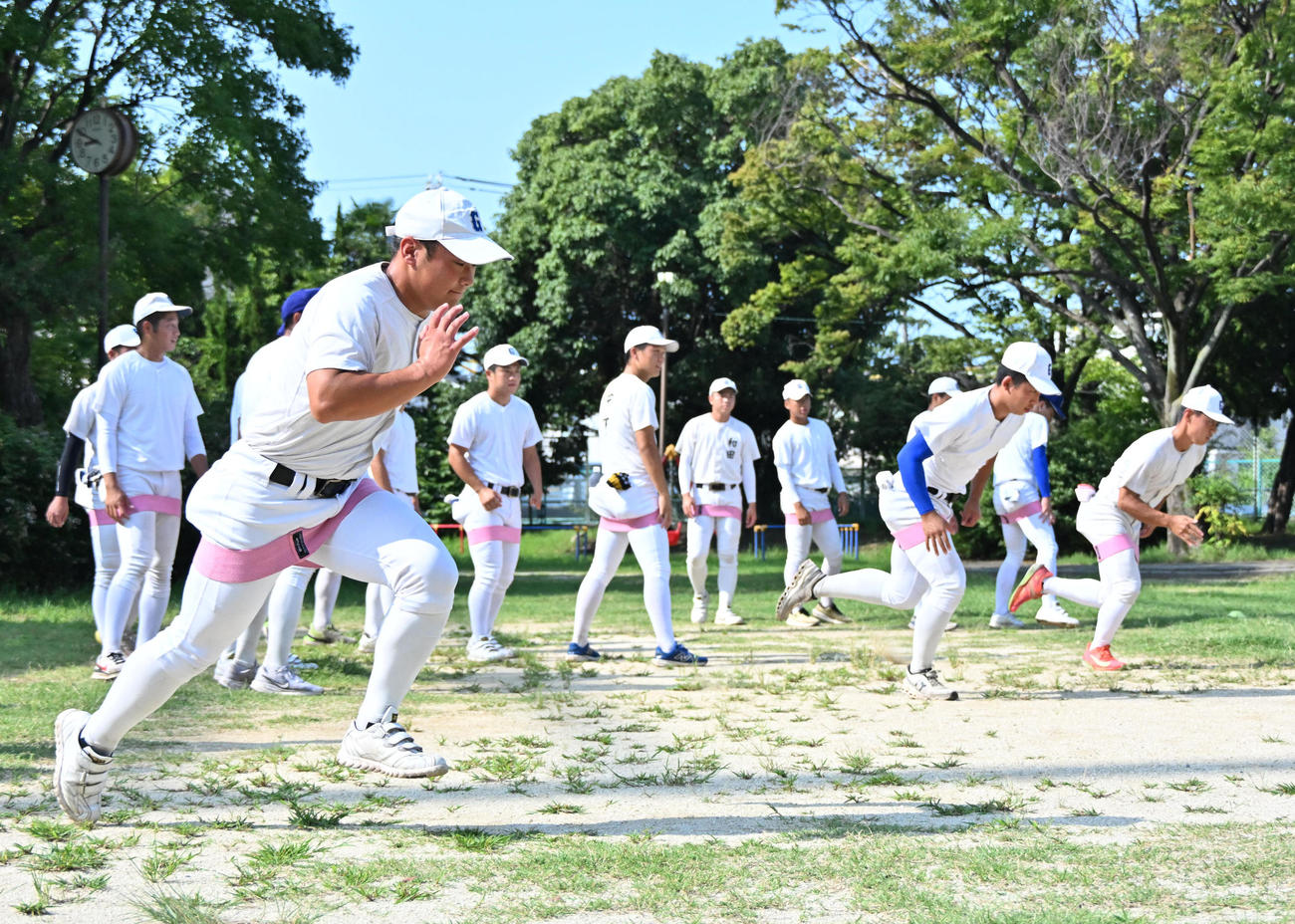ダッシュをする県岐阜商の横山（撮影・石井愛子）