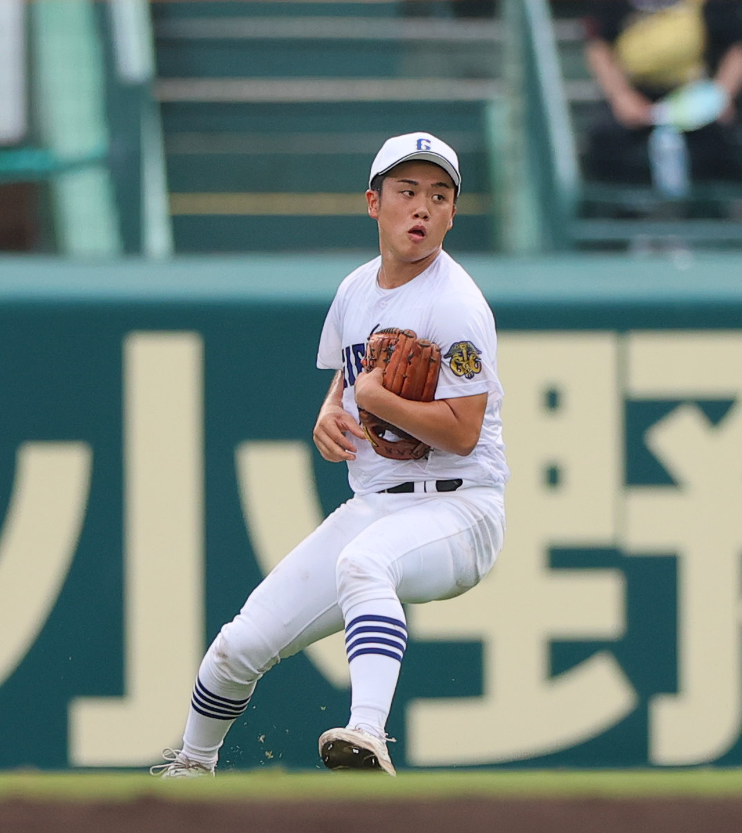 右翼手・横山温大は山口純輔の右飛を受け一塁送球で併殺を狙う（2025年8月17日撮影）
