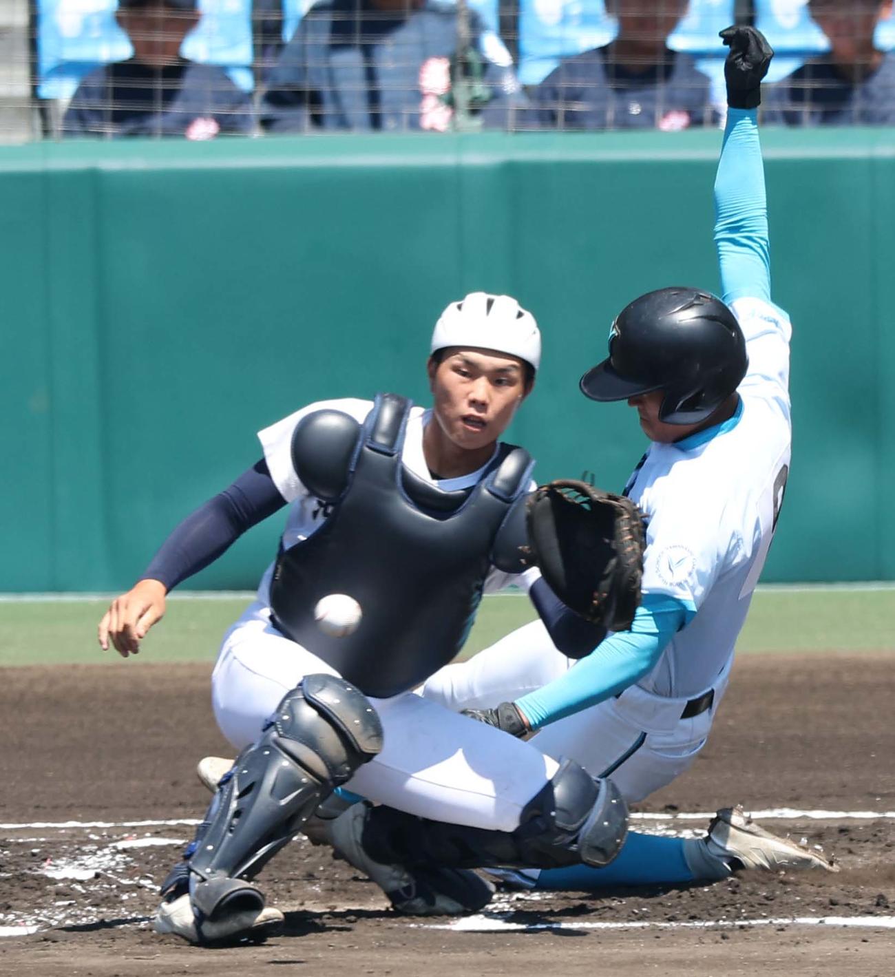 山梨学院対沖縄尚学　1回表山梨学院2死二塁、鳴海（右）は横山の右前先制適時打で生還する。捕手は宜野座（撮影・上田博志）