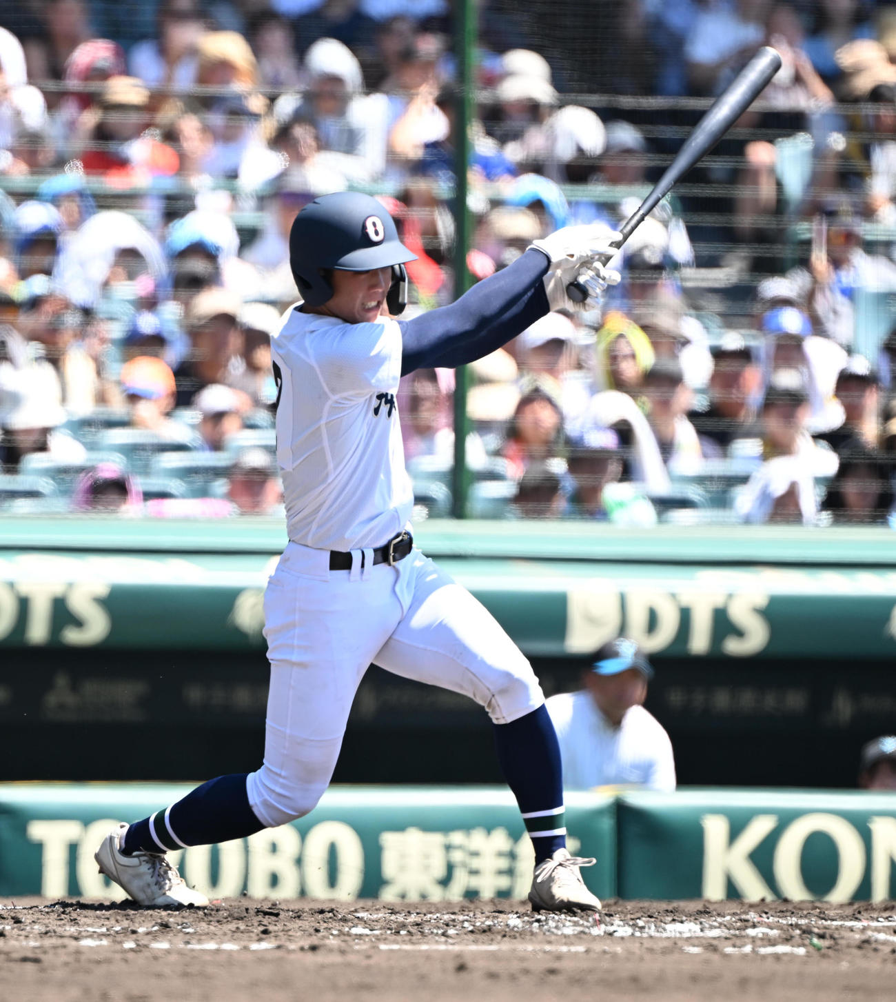 山梨学院対沖縄尚学　1回裏沖縄尚学2死三塁、左前適時打を放つ宜野座（撮影・和賀正仁）
