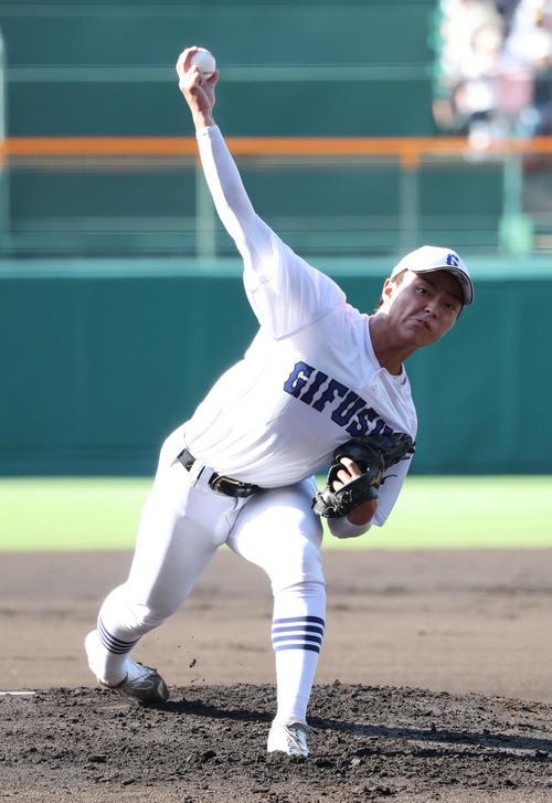 日大三対県岐阜商　力投する県岐阜商の先発柴田（撮影・西尾就之）