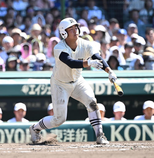 日大三対県岐阜商　10回表日大三１死二、三塁、近藤は勝ち越し適時打を放つ（撮影・和賀正仁）