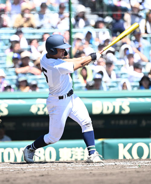 山梨学院対沖縄尚学　6回裏沖縄尚学無死一、三塁、中越え適時二塁打を放つ安谷屋（撮影・和賀正仁）