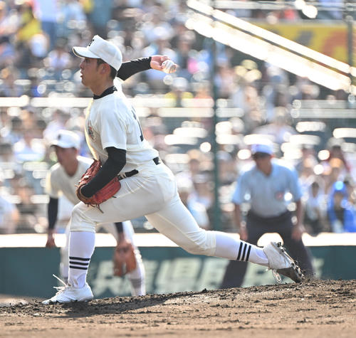 日大三対県岐阜商　先発する日大三・根本（撮影・和賀正仁）