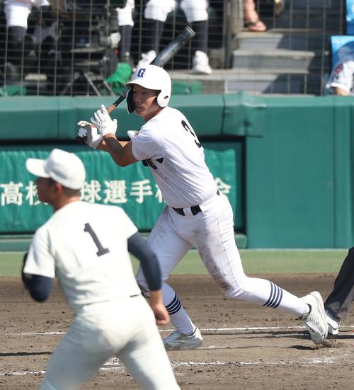 日大三対県岐阜商　5回裏県岐阜商2死一、二塁、坂口は勝ち越し適時打を放つ（撮影・上田博志）