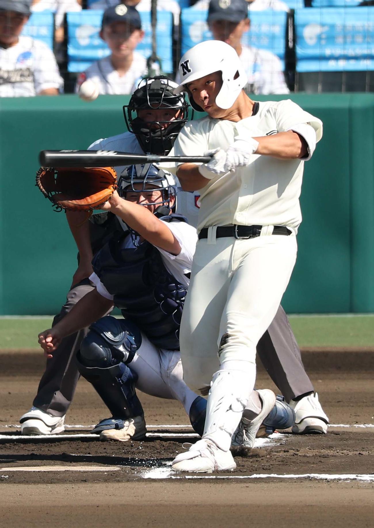 日大三対県岐阜商　6回表日大三無死、田中諒は二塁打を放つ（撮影・上田博志）