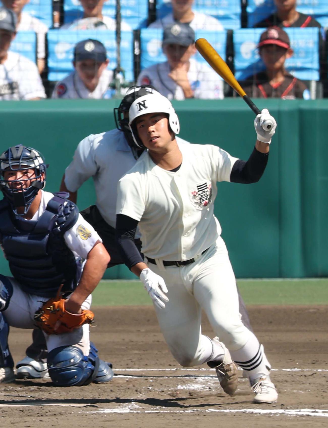 日大三対県岐阜商　8回表日大三1死一、二塁、近藤は同点適時打を放つ（（撮影・上田博志）