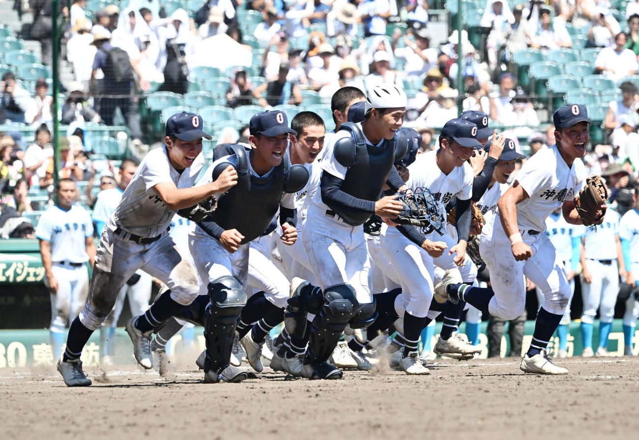 決勝進出を決め、応援団にあいさつに向かう沖縄尚学ナイン（撮影・和賀正仁）