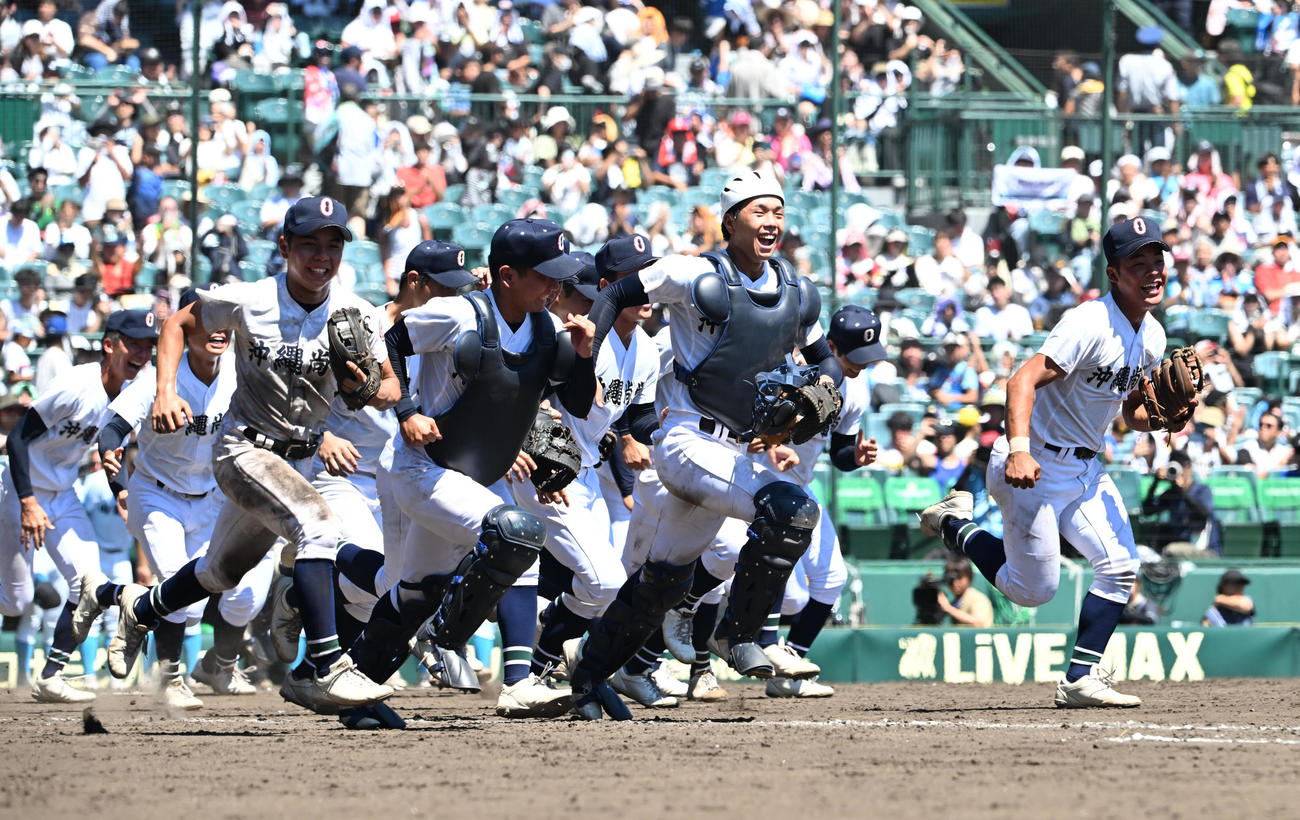 山梨学院対沖縄尚学　決勝進出を決め、応援団にあいさつに向かう沖縄尚学ナイン（撮影・和賀正仁）