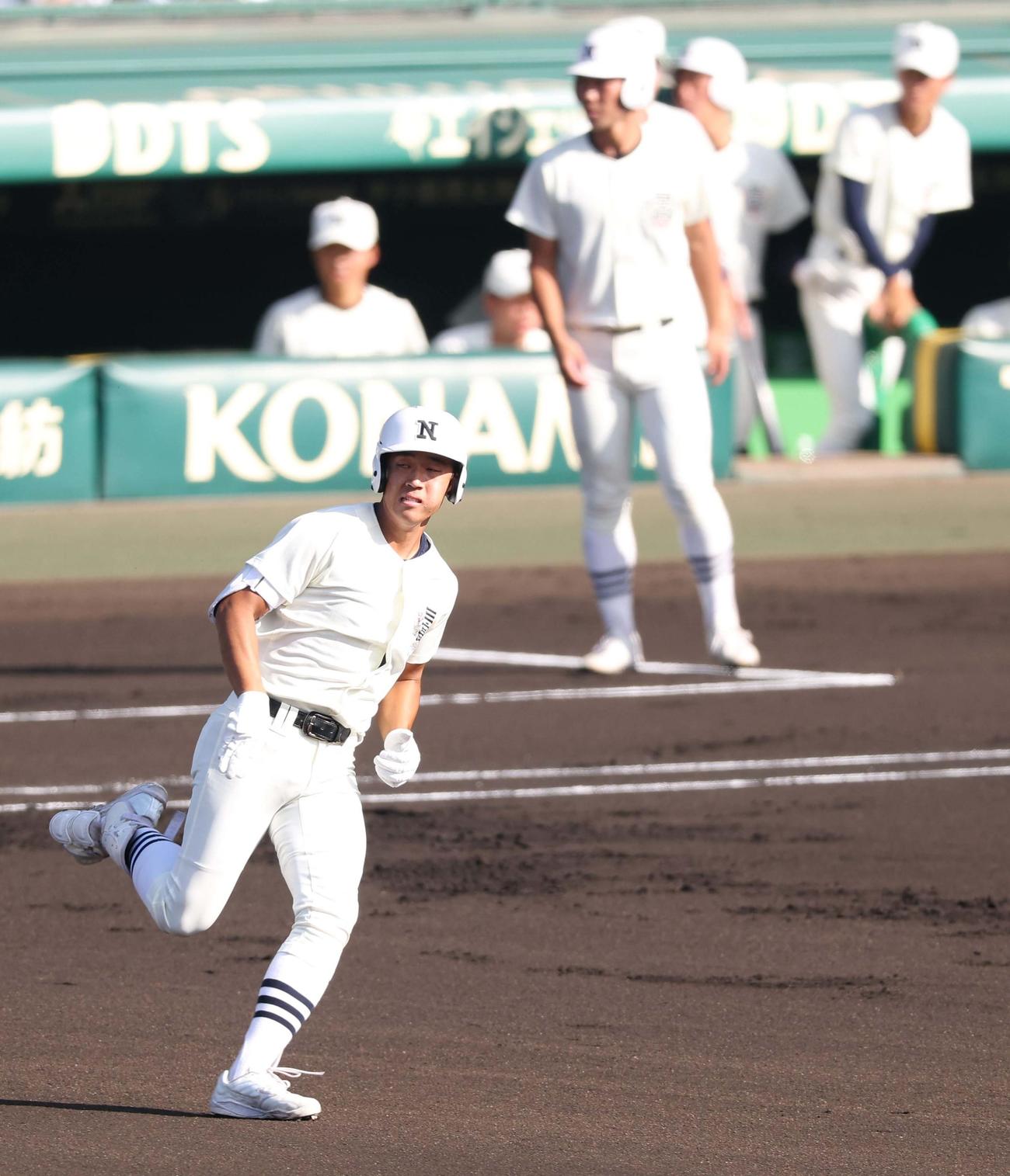 日大三対県岐阜商　1回表日大三1死一塁、本間は二塁打を放つ（撮影・上田博志）